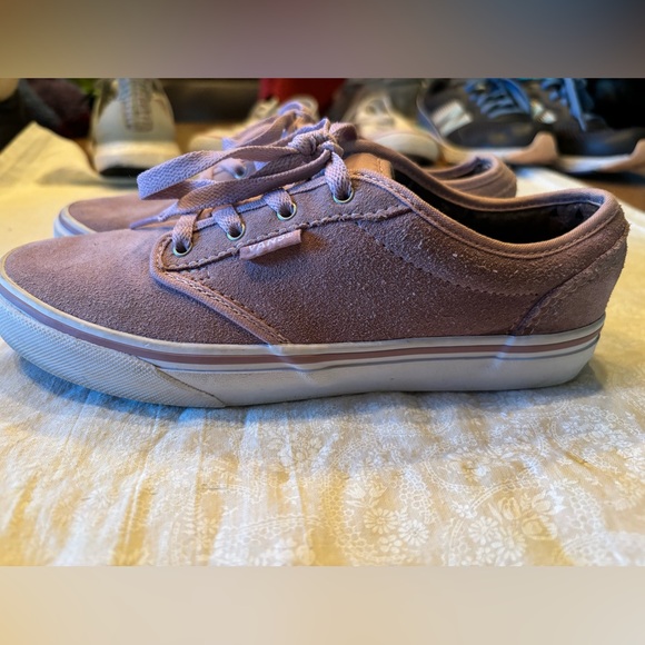 Vans Youth size 4 Low Top Suede Skateboarding Shoes, padded tongue. - Picture 9 of 11